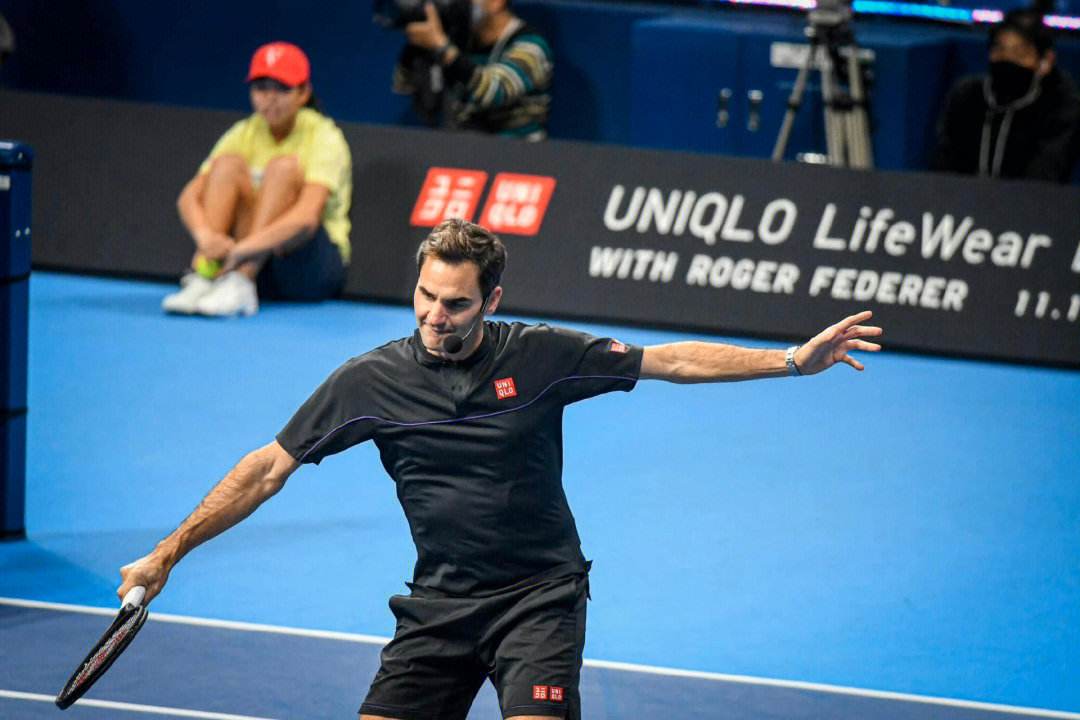 费德勒重返赛场，败北首场状态出色，DWG观众沸腾！