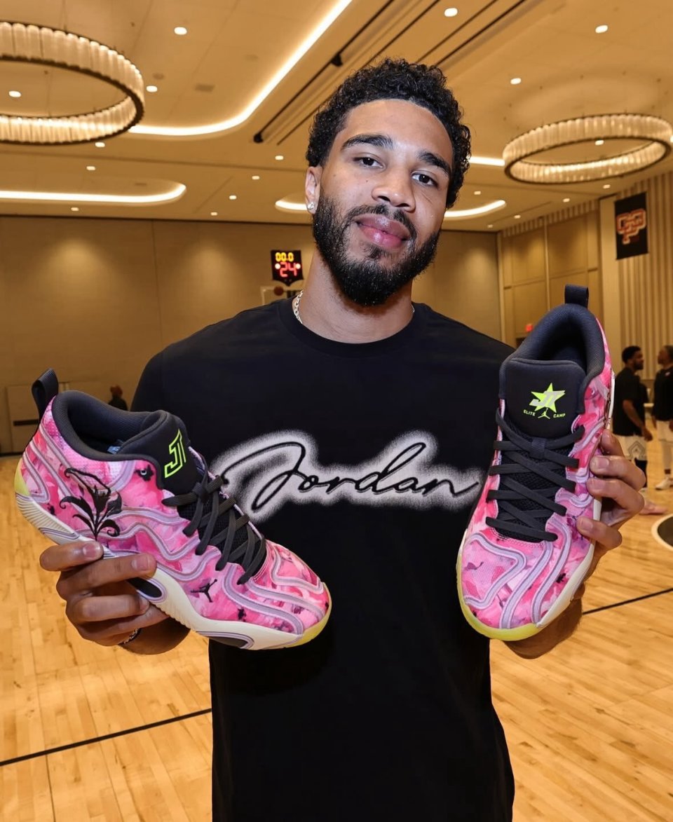 塔图姆迎来十五赛季出色发挥,美国队观众热烈欢呼! 塔图姆迎来十五赛季出色发挥,美国队观众热烈欢呼!